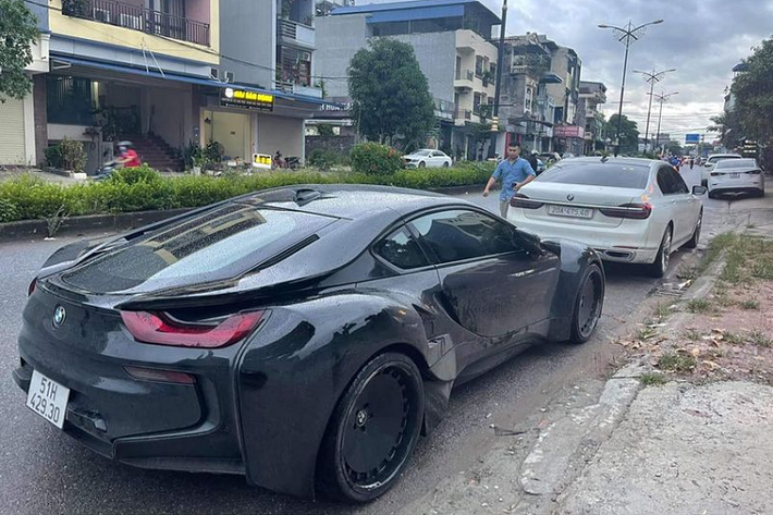 "Trái tim" của chiếc BMW i8 này vẫn là khối động cơ xăng 1.5L kết hợp mô-tơ điện cho tổng công suất 362 mã lực và mô-men xoắn cực đại 570Nm, siêu xe hybrid có thể tăng tốc từ 0 - 100 km/h trong 4,4 giây.