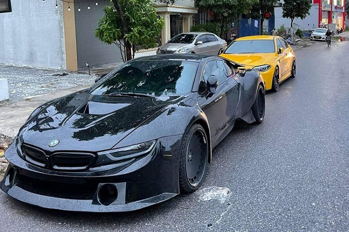 Giai đoạn 2015 - 2016, thị trường Việt chứng kiến "làn sóng" BMW i8 rầm rộ khi tính riêng năm 2016 đã có tới hơn 30 siêu xe i8 được nhập khẩu về Việt Nam. Hầu hết, BMW i8 ở Việt Nam đều có ngoại thất nguyên bản nhưng cũng có một số chiếc được độ thêm để cá tính và mới mẻ hơn.