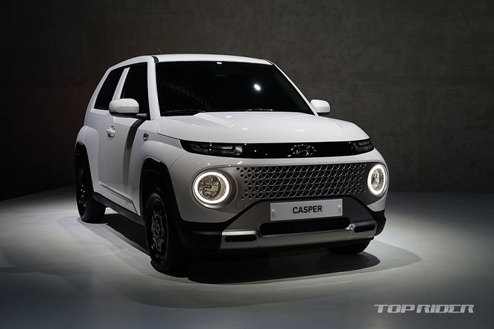 Vào 29/9, hãng Hyundai đã chính thức bán dòng SUV hạng A hoàn toàn mới Casper ra thị trường Hàn Quốc. Ở xứ sở kim chi, Hyundai Casper 2022 mới được xem là Grand i10 phiên bản SUV. Nó có giá khởi điểm từ 13,85 triệu Won (khoảng 269 triệu đồng). Trong khi đó, bản cao cấp nhất của xe có giá 18,7 triệu Won (363 triệu đồng).