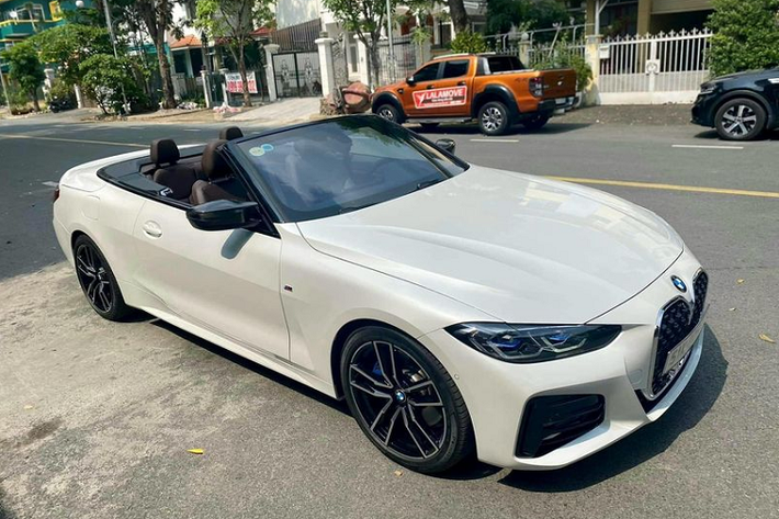 Chiếc trong bài còn có những chi tiết trang trí màu đen bóng thuộc gói Shadow Line và bộ mâm M 18 inch 5 chấu kép rất thời trang.