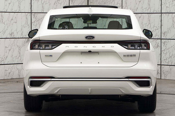 Cách đây không lâu, Ford Mondeo 2022 mới lại bất ngờ bị các nhiếp ảnh gia bắt gặp khi đang chạy thử nghiệm trên đường phố với lớp ngụy trang kín đáo. Điều này một lần nữa khẳng định rằng Ford đang bắt tay vào việc phát triển một hậu bản cho Mondeo.