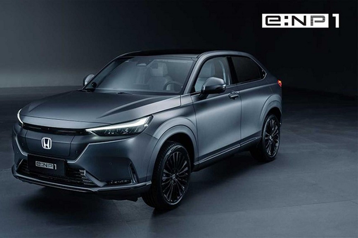 Đối với e:NP1, nó có ngoại hình kiểu crossover truyền thống hơn và trông gần giống với mẫu concept Honda SUV E:Prototype đã ra mắt hồi đầu năm 2021. Hình dạng của đèn pha hướng lên phần đầu xe, tạo cảm giác mạnh mẽ. Cả hai mẫu xe đều có tay nắm cửa sau tích hợp vào phần màu đen của cột C.