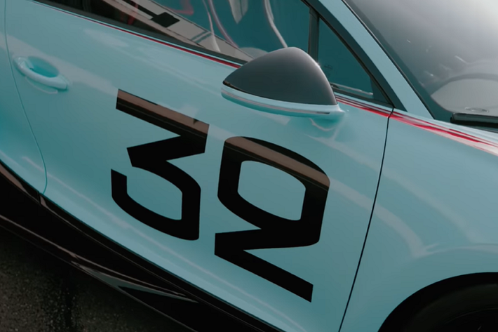 Ngoài ra, Chiron Pur Sport còn nhận được những nâng cấp về khí động học, như tấm ốp mặt trước được tối ưu hóa, lưới tản nhiệt lớn hơn, bộ chẻ gió mới, và cánh gió lớn phía sau.