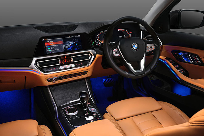 Theo BMW Ấn Độ công bố, khách hàng có thể lựa chọn các tuỳ chọn màu sắc cho xe bao gồm Trắng (Mineral White), Đen (Carbon Black), và Bạc (Cashmere Silver) kết hợp với nội thất bọc da màu nâu hoặc đen.