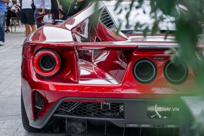 Ford GT sử dụng động cơ tăng áp kép EcoBoost V6 3.5L sản sinh công suất 656 mã lực và mô-men xoắn cực đại 746 Nm.