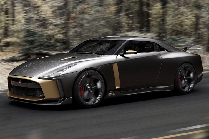 Với số lượng sản xuất giới hạn 50 chiếc toàn cầu, mức giá xe Nissan GT-R50 xấp xỉ 1 triệu Euro (khoảng 26 tỷ đồng) không phải là quá cao đối với những khách hàng giàu có.