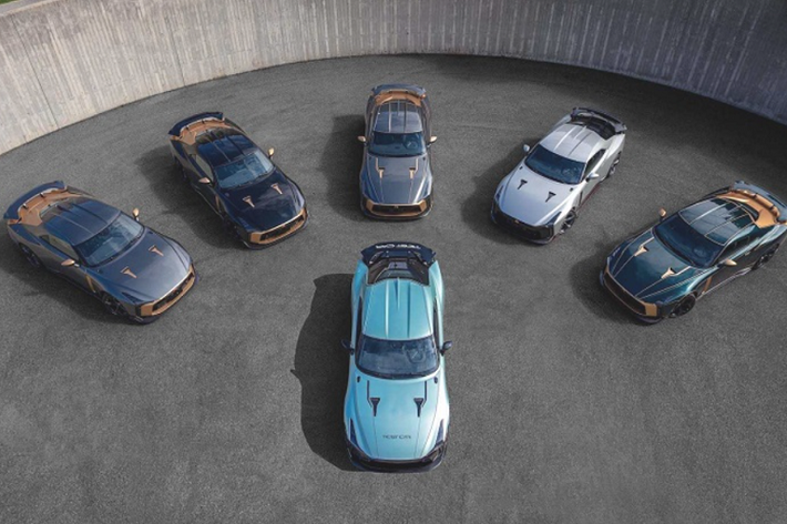 Một trong 5 chiếc Nissan GT-R50 đầu tiên được lấy cảm hứng từ nguyên mẫu GT-R đời 1972, đi kèm với đó là thiết kế cùng đồ họa trang trí đặc biệt. Hai trong số đó được thiết kế theo bản concept từng xuất hiện tại Goodwood vào năm 2018 với phối màu ngoại thất Liquid Kinetic Grey/Energic Sigma Gold. Hai chiếc còn lại được “chắp bút” bởi Argento Italdesign và Nero Caravaggio.