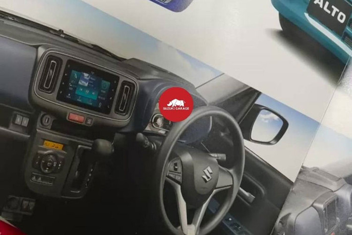 Tương tự ngoại thất, nội thất của Suzuki Alto 2022 cũng được làm mới cả về thiết kế lẫn trang bị. So với thế hệ cũ, mẫu xe này được trang bị tốt hơn với màn hình thông tin giải trí nhỏ, nằm giữa 2 cửa gió điều hòa trung tâm đặt dọc và các nút chỉnh điều hòa mới. Ngoài ra, Suzuki Alto 2022 còn có vô lăng mới, tích hợp phím chỉnh âm lượng hoặc kết nối Bluetooth.