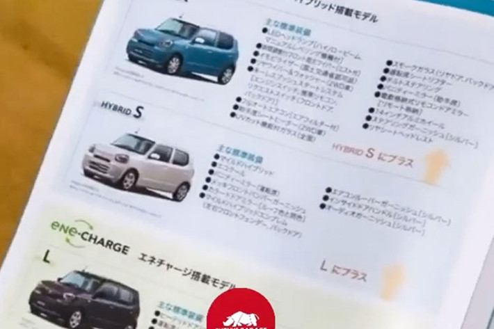Ở bên sườn, Suzuki Alto 2022 có bộ vành hợp kim với thiết kế 7 chấu mới và cửa sổ khá lớn, tạo cảm giác thoáng đãng cho nội thất bên trong.