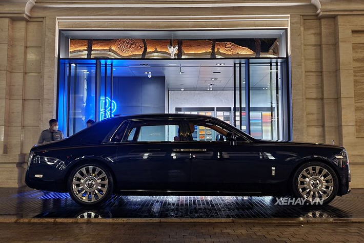 Tính đến hiện tại đã có trên dưới 10 chiếc Rolls-Royce Phantom VIII được đưa về Việt Nam, trong đó có 3 chiếc bản Tranquility giới hạn 25 chiếc toàn thế giới, và chỉ có chiếc trong bài là xe chính hãng. Giá xe Rolls-Royce Phantom VIII chính hãng có giá khởi điểm từ khoảng 50 tỷ đồng, tất nhiên bản EWB sẽ còn đắt đỏ hơn nữa, theo giới mê xe, Phantom VIII EWB có giá lăn bánh không dưới 70 tỷ đồng tại Việt Nam.