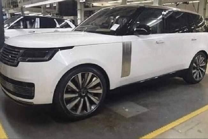 Theo kế hoạch, phiên bản mới của dòng SUV hạng sang Range Rover sẽ chính thức trình làng vào tuần tới. Tuy nhiên, trước thời điểm đó, Range Rover 2022 mới đã lộ diện thông qua những hình ảnh rò rỉ. Qua những hình ảnh này, có thể thấy thiết kế tổng thể của xe không thay đổi nhiều so với bản cũ. Thay vào đó, hãng Land Rover chỉ bổ sung những chi tiết ngoại thất mới cho mẫu SUV hạng sang ăn khách của mình.