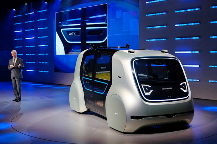 Trong khi không gian nội thất có thể tùy chỉnh linh hoạt là tính năng đáng chú ý nhất, Homm Autonomous Experience Pod không phải là một mẫu concept đầu tiên với ý tưởng này, bởi trong những năm gần đây, chúng ta đã được thấy một số loại xe mang thiết kế tương tự từ Toyota, Tesla, và Volkswagen.