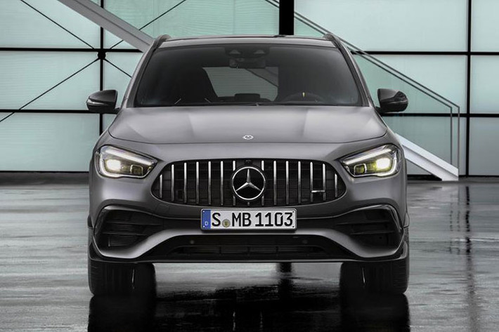 Mercedes-AMG GLA 45s 4Matic+ 2021 có đèn pha LED hoàn toàn mới. Bên hông xe được trang bị bộ mâm 5 chấu kép 21 inch sơn đen bóng và kẹp phanh màu đỏ rất hiếu chiến. Vòng ra phía đuôi xe sẽ thấy Mercedes-AMG GLA 45s 4Matic+ 2021 được trang bị cánh gió đuôi ấn tượng như mẫu xe đua, xe có ống xả kép AMG đặt đối xứng, cụm đèn hậu LED gọn gàng.