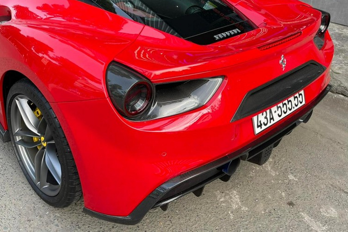 Đây là chiếc xe Ferrari hiếm hoi tại dải đất hình chữ S sở hữu biển ngũ quý cũng như việc chủ xe đầu tiên rất ít khi mang xe ra đường dạo phố.