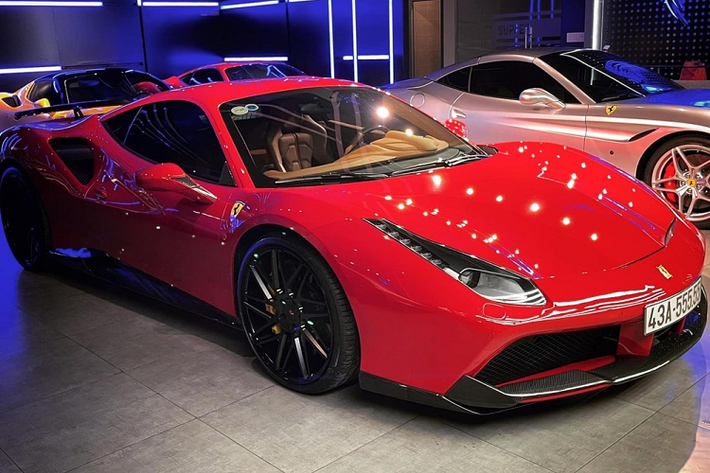 Chiếc siêu xe Ferrari 488 GTB biển ngũ quý 5 mang biển Đà Nẵng, chỉ vừa mới thả lên thị trường xe cũ được 10 ngày đã nhanh chóng có khách hàng là một đại gia Đà Nẵng mua về để chơi cũng như sưu tầm. Siêu xe đã đẹp mà còn đi kèm siêu biển nên có người chốt là điều không quá khó hiểu.