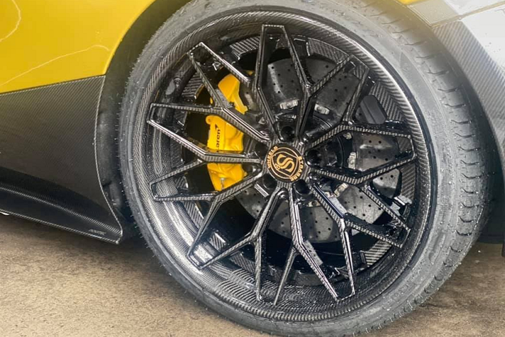Đã có nhiều lời khen cho bộ mâm mới của McLaren 720S Spider độ bodykit Novitec ở Đà Nẵng, trong đó, 1 chủ xe McLaren 765LT tại Sài thành chia sẻ rất kết la-zăng carbon của hãng Strasse nhưng khi được chủ xe McLaren 720S Spider này, cũng là 1 người nhập xe có tiếng tặng bộ mâm thì đã nhanh chóng từ chối vì muốn đi la-zăng nguyên bản.