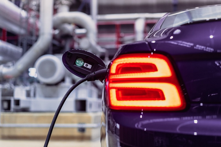 Loại rơm được chiếc Flying Spur Hybrid này sử dụng được coi là hàng phế thải và do đó nó không có bất kỳ ảnh hưởng nào đến hoạt động sản xuất lương thực. Theo Bentley, quá trình tạo ra nhiên liệu đòi hỏi sinh khối (rơm) phải được phân hủy thông qua phản ứng lên men, từ đó tạo ra etanol. Sau đó, nó được khử nước để tạo ra ethylene rồi chuyển hóa thành xăng thông qua một quá trình gọi là “oligomerization” - oligome hóa.