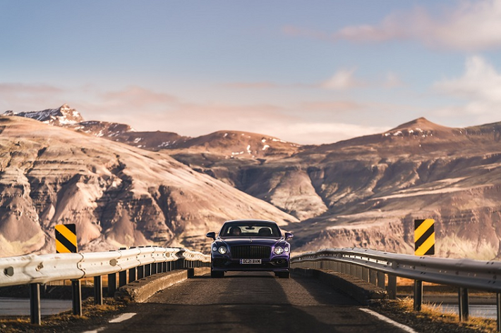 Hình ảnh chiếc Bentley Flying Spur Hybrid băng qua Iceland với thác nước ở bên trái và núi lửa nằm bên phải cho thấy tiềm năng phát triển một nguồn năng lượng mới từ thiên nhiên. Đây chính là ví dụ tốt nhất về định nghĩa nguồn năng lượng sạch bền vững.
