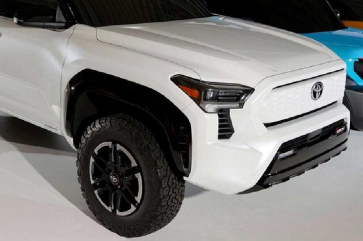 Đèn pha trên mẫu xe concept này trông khá gọn gàng và cứng cáp với các khe gió nhỏ giở ở dưới. Tấm ốp mặt xe có phần dưới đơn giản hơn Tacoma hiện tại và có tích hợp hai dải đèn sương mù nhỏ.