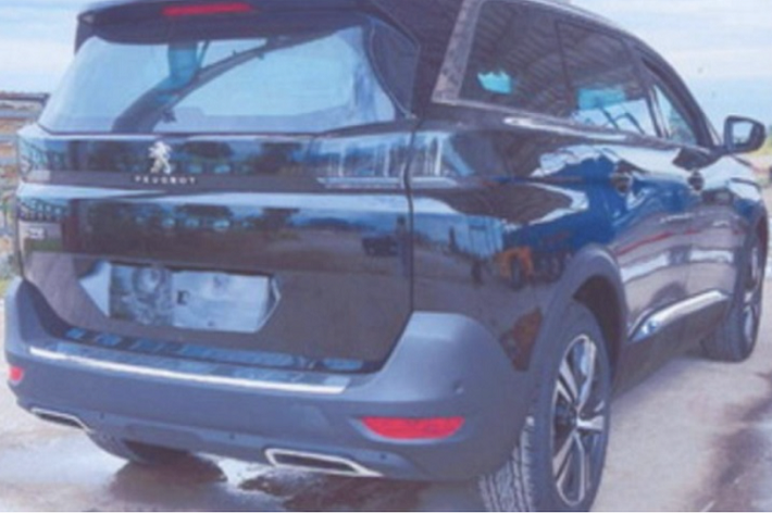 Từ hình ảnh trên giấy chứng nhận của Cục Đăng kiểm Việt Nam, phiên bản Peugeot 5008 nâng cấp mới này được sản xuất bởi Công ty TNHH MTV Sản xuất ô tô Thaco - Trường Hải, xe nặng hơn khoảng 10 kg và cao hơn khoảng 13mm so với phiên bản hiện tại.