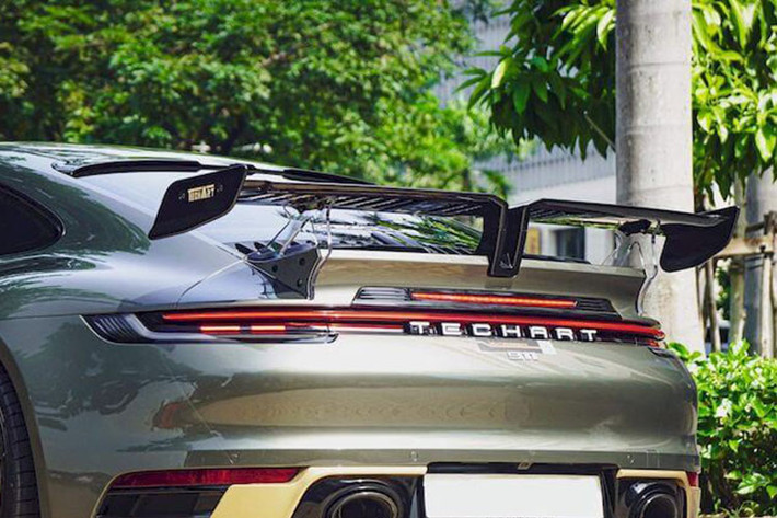 Tại thị trường Đức, gói độ full TechArt cho 911 Carrera S có giá khoảng 50.000 euro. Dù bản độ tại Việt Nam thiếu đi một số chi tiết, mức giá cho gói nâng cấp này không thấp hơn con số 1 tỷ đồng.