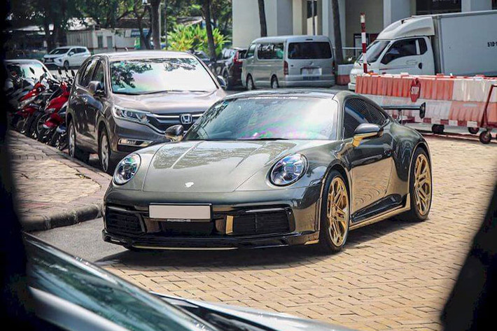 Porsche 911 thế hệ mới (992) đang ngày càng trở nên phổ biến tại Việt Nam, vì vậy, có không ít chủ nhân đã quyết định chi thêm tiền để khiến chiếc 911 của mình trở nên độc đáo và bắt mắt hơn.