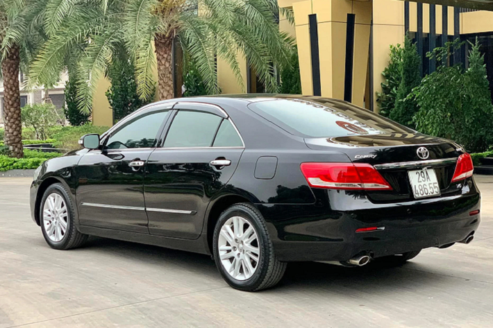 Xe đi kèm với các trang bị tiện nghi như: điều hòa tự động, chìa khóa thông minh Smart key, khởi động xe bằng nút bấm. Hệ thống an toàn trên Camry 3.5Q trang bị 2 túi khí cho hàng khách phía trước, 2 bên hông xe, hơn hẳn so với bản Camry 2.4G chỉ có 2 túi khí phía trước. Bên cạnh hỗ trợ phanh (BA), chống bó phanh (ABS) và hệ thống phân bổ lực phanh (EBD), đi kèm với cảm biến hỗ trợ đỗ xe trước và sau.
