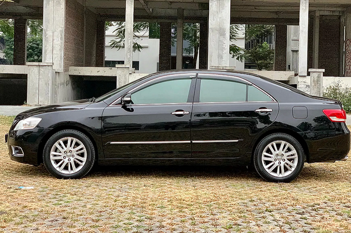 Phần đầu Camry 2011 sử dụng đèn pha xenon siêu sáng (HID) có khả năng tự động mở rộng góc chiếu khi vào cua, 2 ống xả phía sau. Nội thất Camry 3.5Q được trang bị nội thất ghế bọc da, ghế lái điều chỉnh điện 8 hướng, vô lăng điều chỉnh 4 hướng, nhớ vị trí ghế + vô lăng và tự động điều chỉnh gương chiếu hậu (ngoài). Ngoài ra, hàng ghế sau trên phiên bản 3.5Q này còn có có thể điều chỉnh ngả lưng bằng điện, có bệ tỳ tay trung tâm tích hợp nhiều nút bấm cũng là một “đặc sản” của Camry so với các đối thủ trong cùng phân khúc.