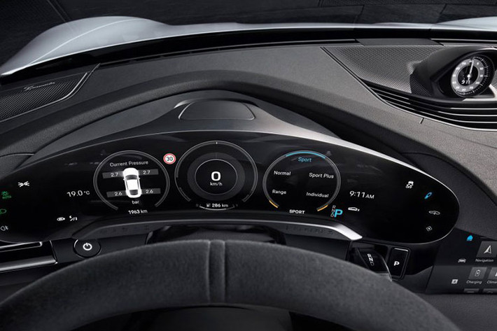 Porsche Taycan Turbo hoàn toàn mới sử dụng động cơ điện mang đến công suất tối đa 670 mã lực, thông số này còn cao hơn 70 mã lực so với siêu xe Lamborghini Huracan LP610-4. Chưa hết, xe còn có mô-men xoắn cực đại khá cao, khi lên đến 850 Nm. Thời gian tăng tốc từ vị trí xuất phát tới 100km/h chỉ mất 3,2 giây.
