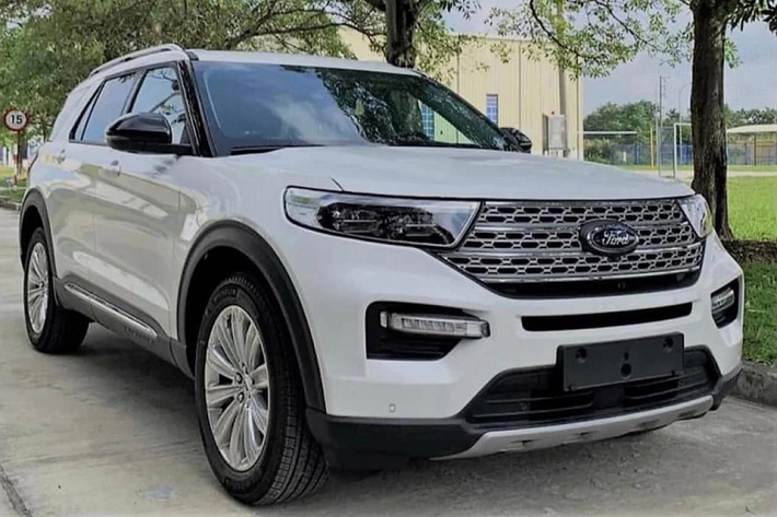 Hơn 1 tháng kể từ khi một chiếc Ford Explorer 2022 mới với logo được che kín mít bị bắt gặp trên đường cao tốc Hà Nội – Hải Phòng, mới đây hình ảnh của mẫu SUV cỡ lớn này tiếp tục được chia sẻ rộng rãi trên mạng xã hội. Theo một số thông tin, những tấm ảnh này được chụp trong khuôn viên của nhà máy, ám chỉ xe chính hãng sẽ được ra mắt trong thời gian tới. Chiếc Ford Explorer 2022 được cho là xuất hiện trong khuôn viên nhà máy của hãng thuộc phiên bản Limited.