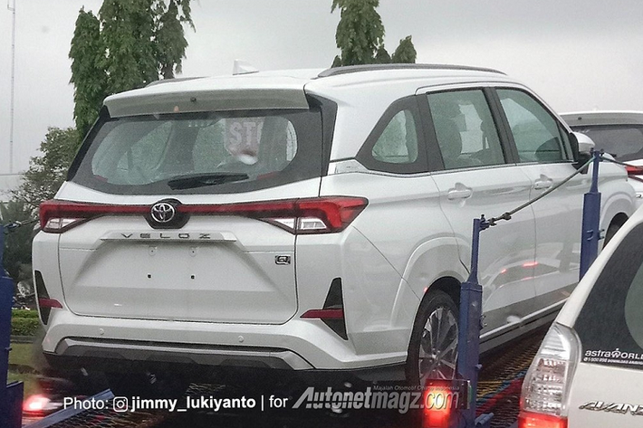 Vào hồi giữa tháng 10 vừa qua, một chiếc Toyota Avanza thế hệ mới đã bất ngờ xuất hiện "bằng xương, bằng thịt" tại đại lý ở Indonesia. Đến nay, thông tin về thời điểm chính thức trình làng của mẫu MPV giá rẻ này đã được hé lộ. Đúng như dự đoán từ trước đó, Toyota Avanza 2022 sẽ ra mắt Đông Nam Á vào cuối năm nay, cụ thể là ngày 10/11 tới đây khi triển lãm Ô tô Quốc tế Gaikindo Indonesia (GIIAS) 2021 khai mạc.
