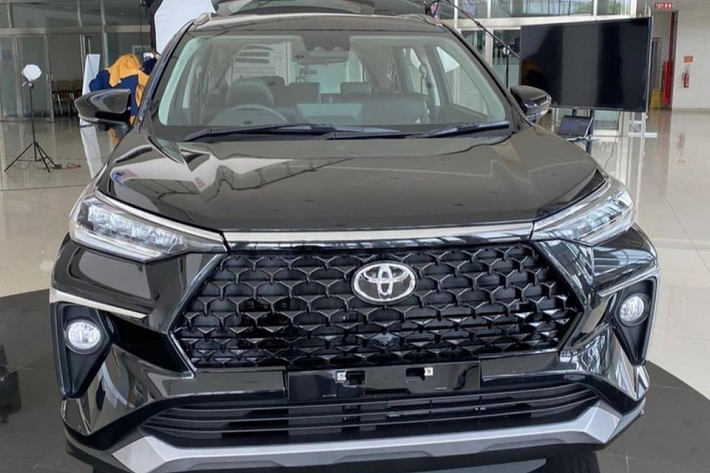 Bước sang thế hệ mới, Toyota Avanza gần như lột xác ở ngoại hình và chịu ảnh hưởng từ hai mẫu SUV cỡ nhỏ là RAV4 cũng như Corolla Cross, thể hiện rõ qua thiết kế đầu xe. Tại đây, chúng ta sẽ bắt gặp lưới tản nhiệt hình lục giác cỡ lớn với mắt lưới hình mắt cáo. Trên đỉnh lưới tản nhiệt còn có nẹp mạ crôm kéo dài sang hai bên và nối liền với đường chân kính.