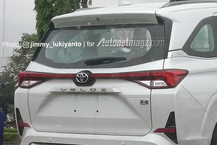 Thông tin này đã được Toyota Indonesia xác nhận với báo giới địa phương. Trước thời điểm đó, Toyota Veloz - phiên bản thể thao hơn của Toyota Avanza 2022 mới - đã bị bắt gặp trên xe thớt. Có vẻ như chiếc xe này đang được vận chuyển đến đại lý ở Indonesia.