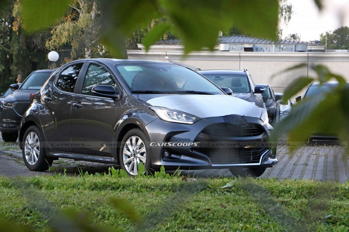Phát triển Mazda2 thế hệ mới dựa trên Yaris có vẻ như cũng là một trong những dự án kết hợp giữa Mazda và Toyota. Hình ảnh chụp Mazda2 2023 mới trên đường thử mới đây đã phần nào chứng minh điều đó
