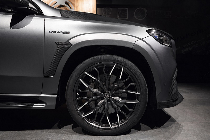 Ngoại hình của Mercedes-AMG GLS 63 được hoàn thiện bởi ốp vòm bánh xe mở rộng tích hợp khe hút gió, ngưỡng cửa cùng màu thân xe, bộ mâm 23 inch mới đi kèm lốp hiệu suất cao cỡ 295/35 R23, bộ khuếch tán mới cùng cánh gió mở rộng ở khu vực đuôi xe.