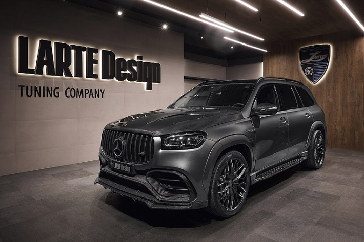 Larte Design trước đó đã từng “hớp hồn” biết bao người đam mê xe với bộ body kit dành cho phiên bản Mercedes-Benz GLS. Và giờ đây, hãng độ này thậm chí còn tiến thêm một bước nữa với biến thể hiệu suất cao Mercedes-AMG GLS 63 2021 mới.