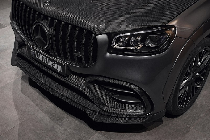 Ở phần đầu xe, bộ body kit “Winner” trang bị cho Mercedes-AMG GLS 63 hạng sang một bộ chia lớn đầy góc cạnh với các điểm nhấn bằng sợi carbon ngay cả trên hai hốc hút gió đặt liền mạch, trong khi các chi tiết trang trí bằng chrome sáng bóng nguyên bản đã được loại bỏ hoàn toàn. Mặc dù bộ chia mới có thể làm hạn chế góc tiếp cận của chiếc SUV hiệu suất cao này nhưng không thể phủ nhận rằng nó đem tới một cái nhìn dữ dằn hơn rất nhiều.