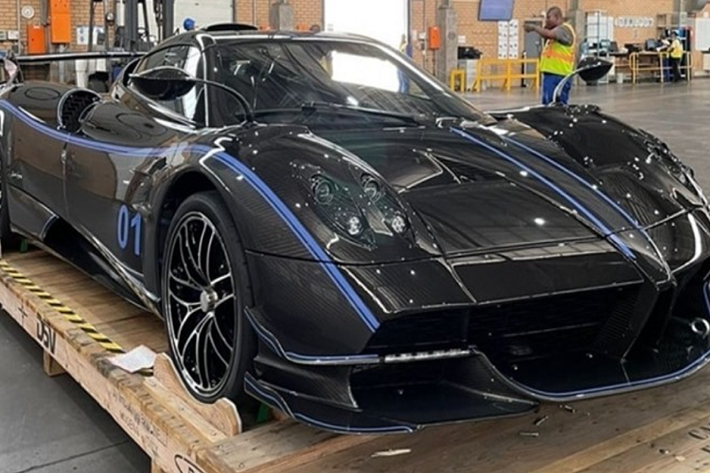 Thông qua chia sẻ trên mạng xã hội của đại gia này đã cho thấy, thương hiệu Pagani sẽ sớm góp mặt trong bộ sưu tập xe của doanh nhân người Campuchia nhưng hay sống tại Thái Lan. Cụ thể, siêu phẩm chỉ có 40 xe trên toàn thế giới là Pagani Huayra BC Roadster mui trần sẽ sớm cập bến xứ sở chùa tháp.