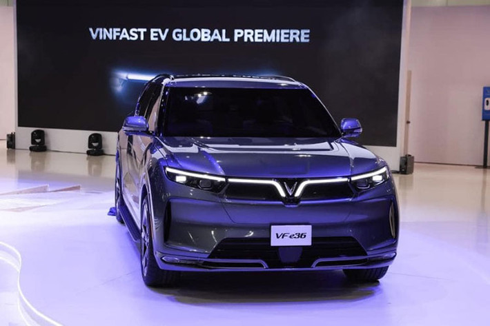 Trong đó, VinFast VF e36 hoàn toàn mới được định vị ở phân khúc SUV hạng E còn VF e35 ở phân khúc hạng D thấp hơn. Cả 2 mẫu xe này sẽ được mở bán toàn cầu vào nửa đầu năm 2022 và bàn giao tới cho khách hàng vào cuối quý 4 năm sau.