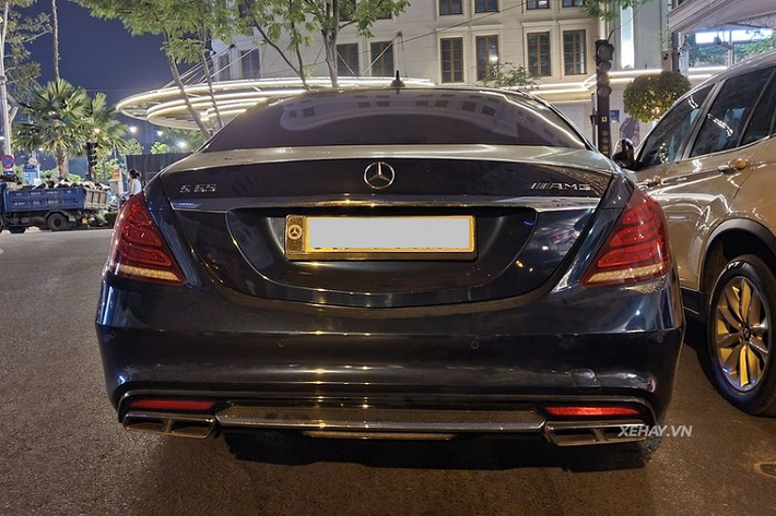Ở phía sau, chiếc xe Mercedes-AMG S65 W222 hạng sang được trang bị cản sau thể thao, cụm đèn hậu có các dải LED hình cánh hạc bắt mắt cùng thống ống xả thể thao của AMG với hai chụp xả hình oval.