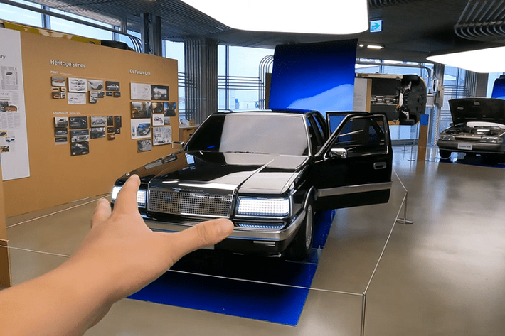 Vài tuần trước, Hyundai đã gây bất ngờ cho ngành công nghiệp ôtô với một mẫu concept phong cách hoài cổ được trang bị đầy công nghệ hiện đại. Hyundai Heritage Series Grandeur mới được ra mắt để kỷ niệm 35 năm mẫu xe cao cấp đầu tiên của thương hiệu từ 1980. Giờ đây, thông qua một video thú vị từ kênh YouTube “CarSceneKorea”, chúng ta có một cái nhìn kỹ càng hơn về chiếc xe trưng bày tuyệt vời này.