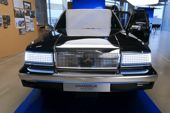 Cụ thể, kênh YouTube “CarSceneKorea” đã dành thời gian tiếp cận chiếc xe concept tại một showroom của Hyundai ở Hàn Quốc, nơi chiếc Grandeur chạy điện được trưng bày bên cạnh mẫu concept Hyundai Pony EV tuyệt vời không kém mà cũng mới được giới thiệu hồi đầu năm nay. Ngay cả khi bạn không thích ý tưởng “hiện đại hóa” một mẫu xe cổ điển, bạn phải thừa nhận rằng các nhà thiết kế và kỹ sư của Hyundai đã thực hiện một công việc đáng khen.