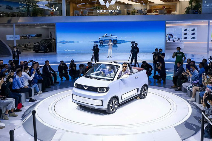 Hiện chưa có thông tin về hệ dẫn động của Wuling Hongguang Mini EV Convertible. Theo tin đồn, xe sẽ dùng mô-tơ điện đặt phía trước, có công suất tối đa 30 kW (khoảng 40 mã lực).