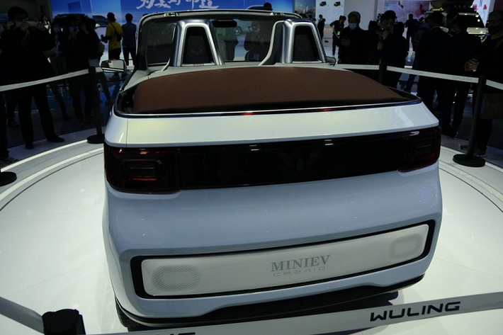 Khác với Wuling Hongguang Mini EV, phiên bản mui trần sẽ chỉ được trang bị nội thất 2 chỗ ngồi. Các trang bị nội thất của Wuling Hongguang Mini EV Convertible dự kiến sẽ giống với phiên bản mui cứng, bao gồm màn hình sau vô lăng, núm xoay chuyển số và hệ thống cảnh báo áp suất lốp.