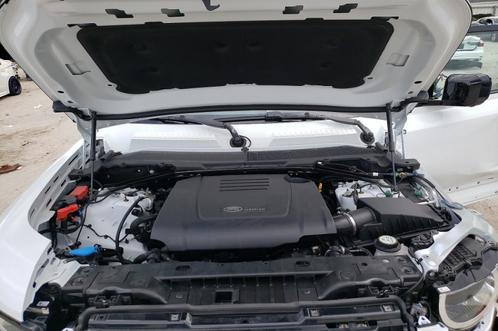 Hình ảnh cho thấy chiếc Land Rover Defender 2022 này mất hẳn tấm ốp chắn bùn bánh trước cùng một phần cản va trước và viền đèn pha.
