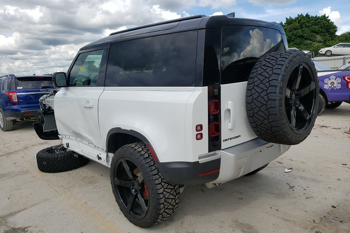 Điều may mắn duy nhất là chiếc Defender này mới chỉ lăn bánh 448 dặm (khoảng 721 km) và do đó khoang nội thất, động cơ cùng nhiều bộ phận khác vẫn rất mới.
