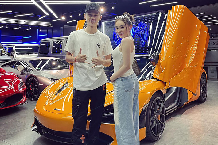 Khá thú vị là chiếc xe McLaren 720S Spider hàng hiếm này đã từng thuộc sở hữu của vợ chồng đại gia quận 7 chuyên kinh doanh mỹ phẩm. Sau nửa năm tậu về, cặp vợ chồng đã bán xe lại và nhanh chóng được một người chơi lan đột biến rước về, đến nay, lại được 1 cô gái cùng chồng kinh doanh mỹ phẩm ở Bến Tre tậu về.