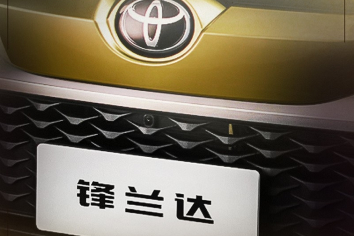 Ở đằng sau, Toyota Frontlander 2022 đi kèm đèn hậu nằm ngang và cản va giống với Corolla Cross ở Nhật Bản. Tuy nhiên, tên xe lại được dập vào lẫy mở cốp sau thay vì nằm bên trái cửa cốp như Toyota Corolla Cross bán tại Nhật Bản.