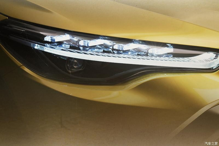 Toyota Corolla Cross 2022 ở Trung Quốc có thiết kế và tên gọi giống xe ở Việt Nam. Trong khi đó, Toyota Frontlander 2022 lại sở hữu thiết kế giống xe hiện đang bán tại Nhật Bản. Trên đầu xe, Toyota Frontlander 2022 được trang bị lưới tản nhiệt trên thanh mảnh, lưới tản nhiệt dưới cỡ lớn, được bao quanh bằng viền dày dặn và hốc gió trung tâm hình thang. Nằm hai bên lưới tản nhiệt dưới còn có 2 đèn sương mù trước hình tròn.