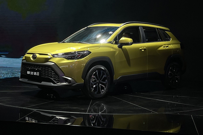 Như thông tin đã đưa từ trước đó, mẫu xe SUV Toyota Frontlander 2022 chính là phiên bản khác cả tên gọi lẫn thiết kế của Corolla Cross hiện đang bán tại Việt Nam. Tại thị trường Trung Quốc, Frontlander sẽ do liên doanh GAC Toyota sản xuất và phân phối. Ngoài ra, Corolla Cross cũng sẽ được phân phối ở thị trường Trung Quốc nhưng mẫu xe này lại do liên doanh FAW Toyota sản xuất.